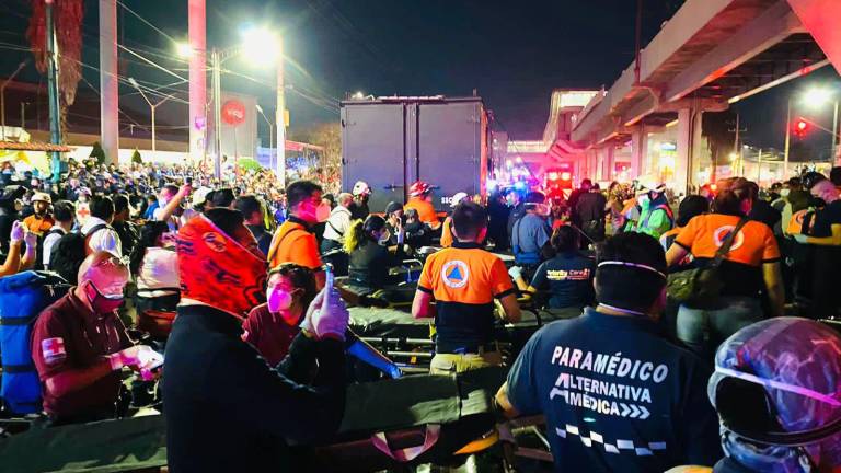 Servicios de emergencia acudieron para atender a los afectados por el accidente en la Línea 12.
