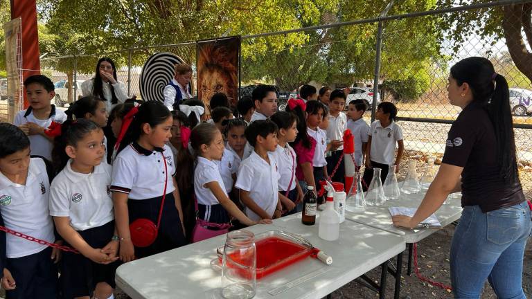 Niños y niñas de Guasave participan en actividades creadas por personal del Centro de Ciencias de Sinaloa.