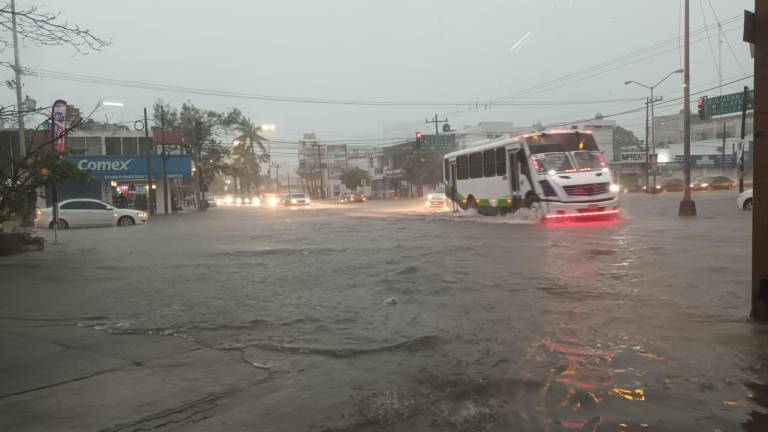 Bajo el agua el crucero de las avenidas Juan Carrasco y Gutiérrez Nájera en el Centro de Mazatlán.