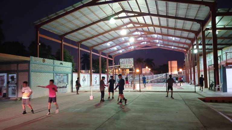 Los deportistas que acuden al Polideportivo notan la diferencia con la nueva iluminación.