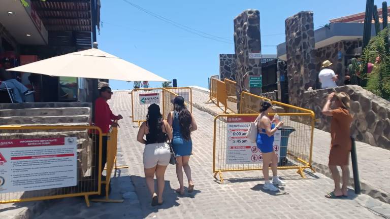 Decenas de turistas decidieron enfrentar el calor y emprender el ascenso al Faro de Mazatlán para completar su visita en el emblemático lugar.