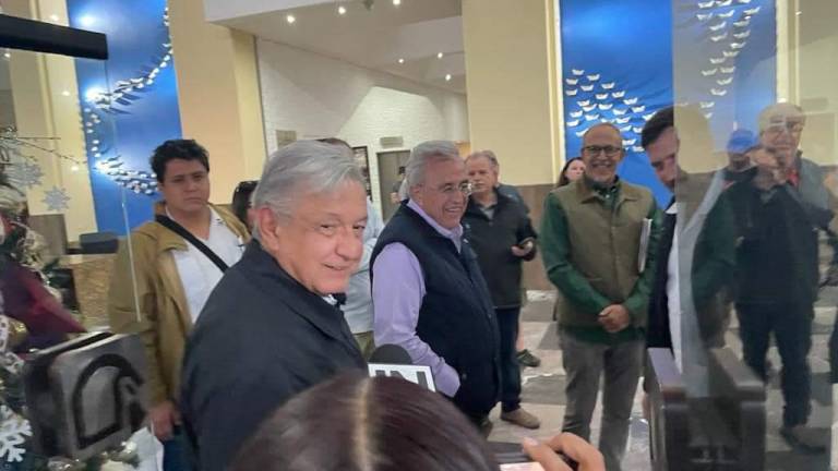 El Presidente Andrés Manuel López Obrador ingresa a hotel de Mazatlán acompañado por el Gobernador Rubén Rocha Moya.