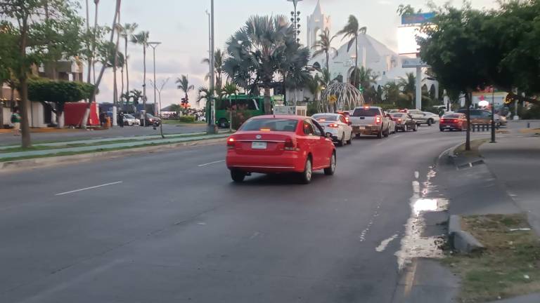 La avenida Rafael Buelna y otras vialidades de la zona turística mostraron mayor fluidez vehicular conforme se acercaba el inicio del partido.