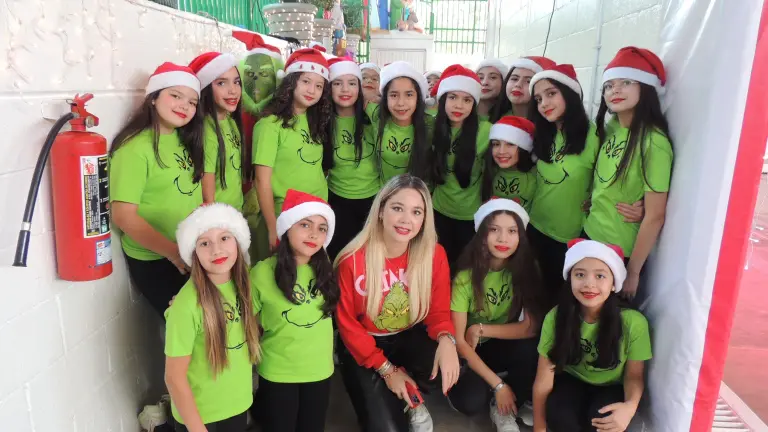 Alumnas del taller de jazz participan en el festival navideño.