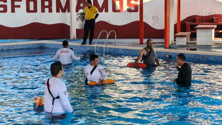 Personal de salvavidas de Rosario se mantiene en capacitación para el operativo de Semana Santa.