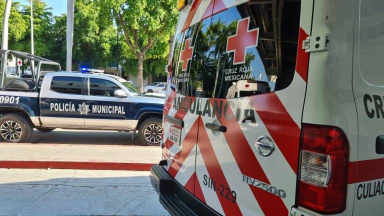 Personal de emergencias y seguridad acuden al sitio donde una mujer resultó herida al explotar el tanque de gas.