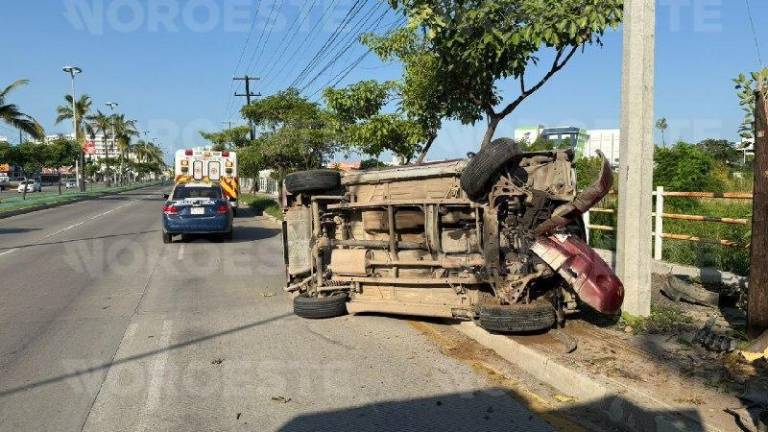 La unidad quedó volcada tras impactar un árbol y un poste sobre la avenida Rafael Buelna, en Mazatlán.
