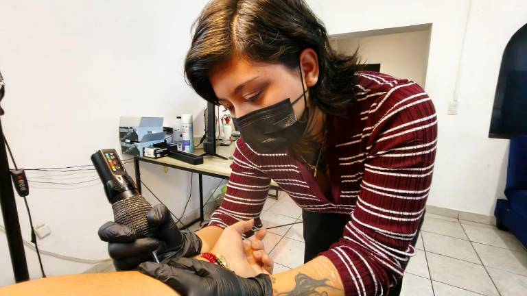 Alejandra Aguirre Hernández pasó de plasmar dibujos en papel a convertirlos en obras sobre la piel.
