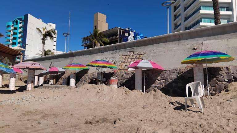 Obra iniciada en la playa frente a la Avenida del Mar, en Mazatlán, la cual fue clausurada por el Municipio.