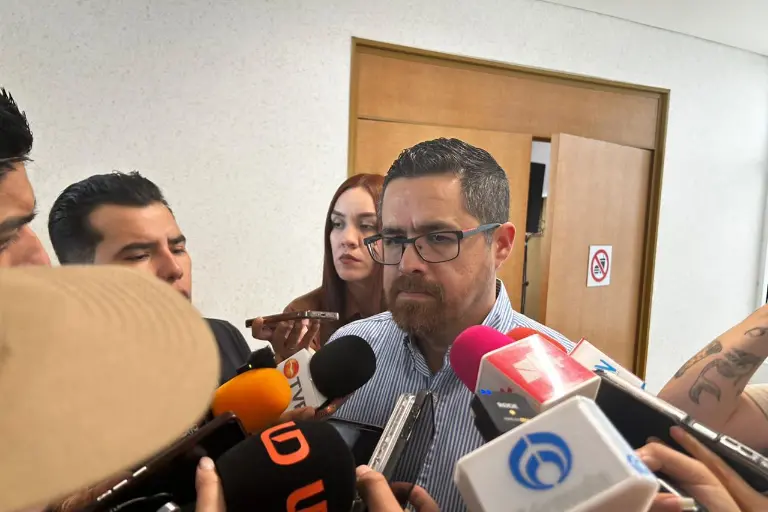 El Secretario de Salud de Sinaloa, Cuitláhuac González, advirtió sobre los riesgos de aplicar sueros vitaminados fuera de espacios regulados.