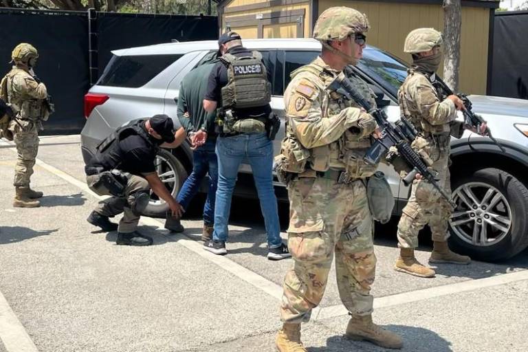 Guardia Nacional arrestó a migrantes en EU; van 330 migrantes detenidos en Los Ángeles