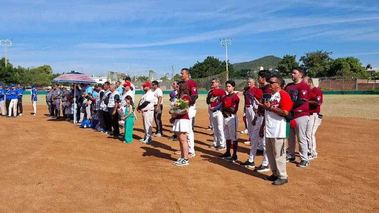 Con una ceremonia llena de simbolismo y reconocimientos, se inauguró la temporada 2025-2026 de la Liga de Beisbol Magisterial en las instalaciones del Club Deportivo José Luis Sarabia.