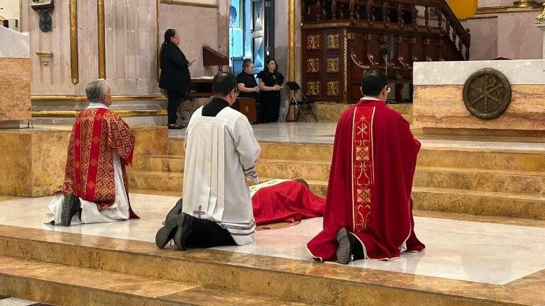 Fieles participaron en la conmemoración del Viernes Santo en la Catedral de Culiacán, en un ambiente de recogimiento y oración.