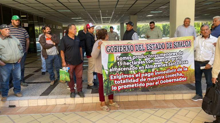 Productores de maíz protestan en el Palacio de Gobierno para exigir el pago de sus cosechas.