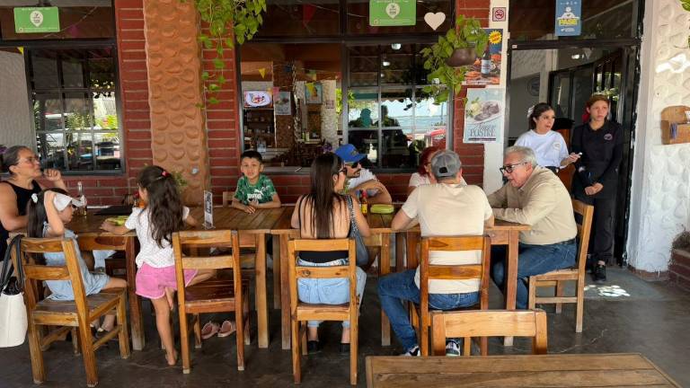 El Gobernador de Sinaloa Rubén Rocha Moya saluda a turistas en Altata.