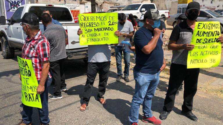 Agentes jubilados se reúnen para protestar donde el alcalde con licencia, Jesús Estrada Ferreiro, participa en un conversatorio.