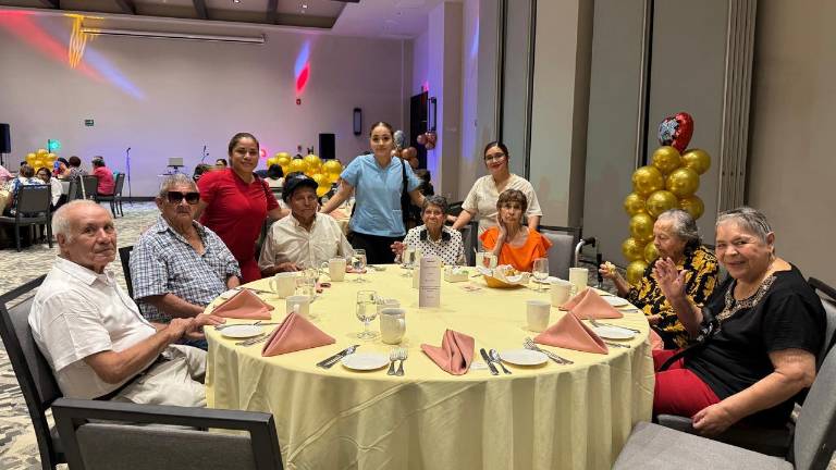 La Fundación Letty Coppel ofreció un desayuno para adultos mayores del Asilo La Inmaculada, con motivo del Día del Abuelo.