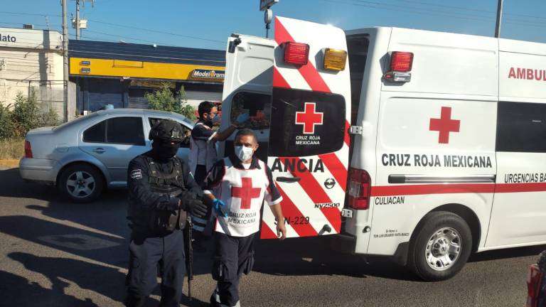 Sale herido motociclista tras chocar contra un camión, en Culiacán