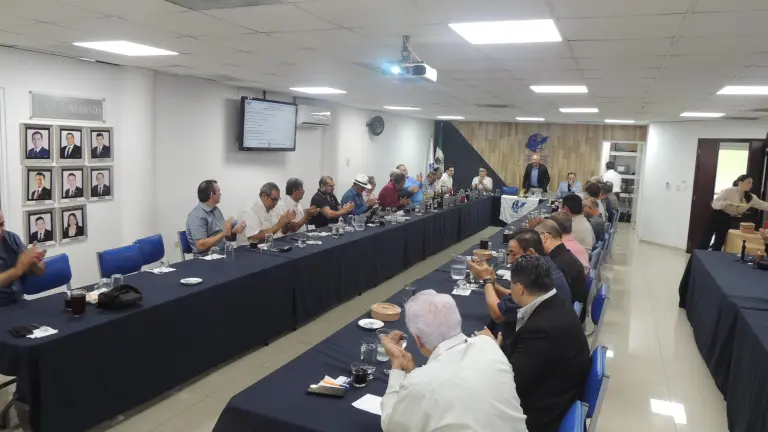 Comparte Paúl Chávez con empresarios, estrategias para reinventar su negocio