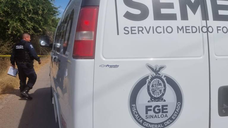 El cuerpo fue localizado a un costado de un vehículo.