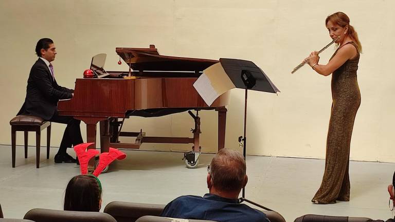 Juan Pablo García, en el piano, y Frida Fernández, en la flauta, maravillaron con el “Concierto Infantil Navideño” a su público, en Casa Haas.
