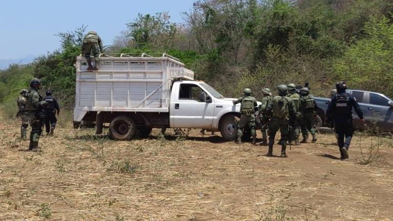 Las cinco unidades, que cargaban con bidones, precursores químicos y otros materiales, fueron encontradas en un camino de terracería de Culiacán.
