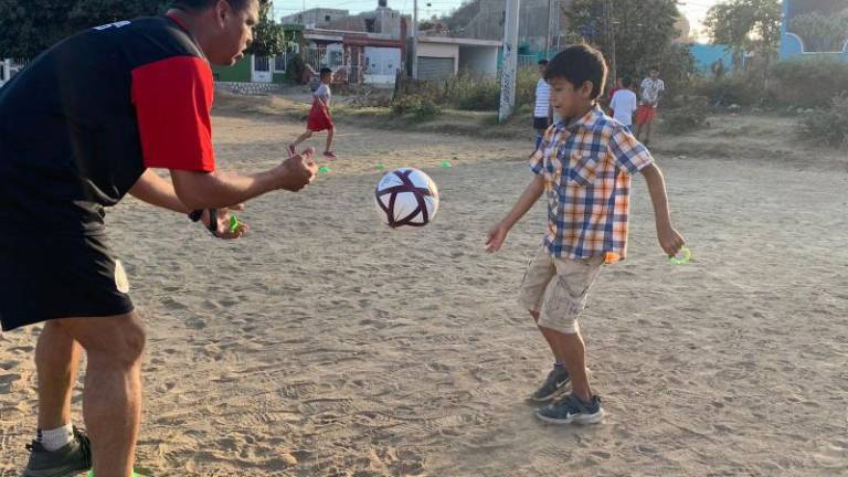 Los profesores enseñaron las técnicas del futbol a los pequeños asistentes.