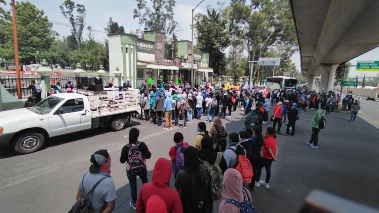 Padres y estudiantes se reunieron afuera del Campo Militar Uno ubicado en Naucalpan, Estado de México.