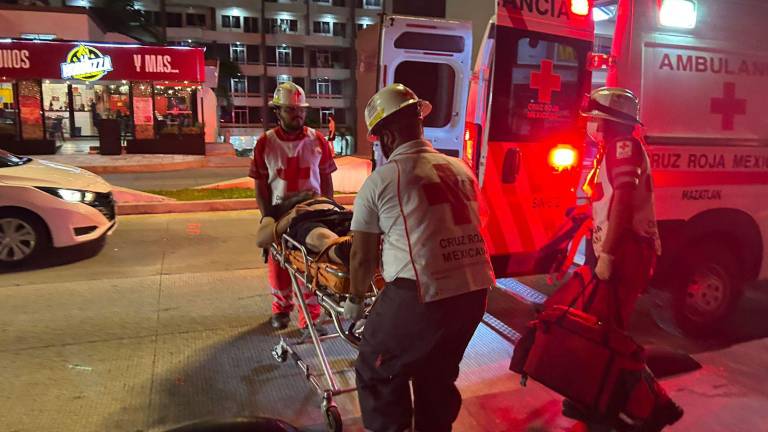 Elementos de la Cruz Roja atendieron al joven que cayó sobre las rocas de la playa desde el malecón.