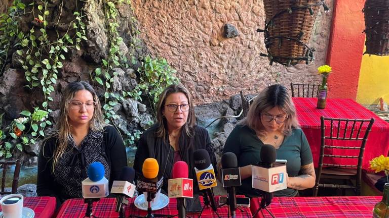 Integrantes del colectivo No se Metan con Nuestras Hijas, en Culiacán, denuncian irregularidades en el Hospital de la Mujer.