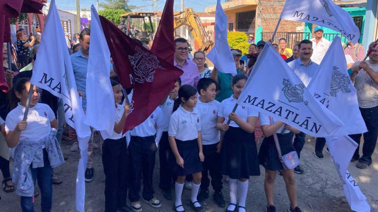 En el Hogar del Pescador el Gobierno de Mazatlán puso en marcha los trabajos de rehabilitación de la red de drenaje.