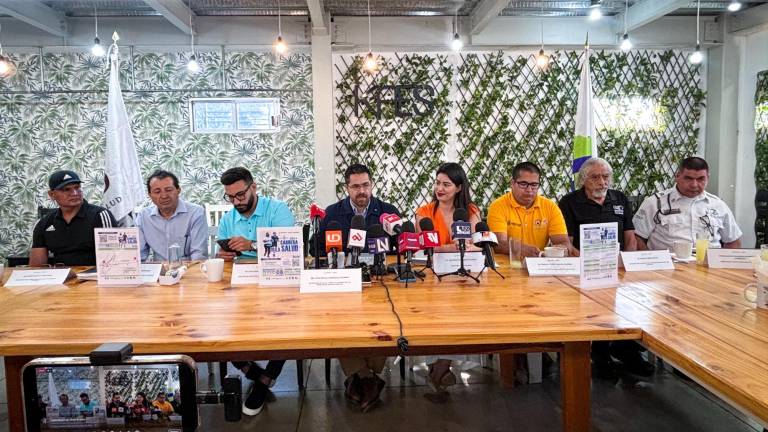 En rueda de prensa se dan detalles de la carrera.