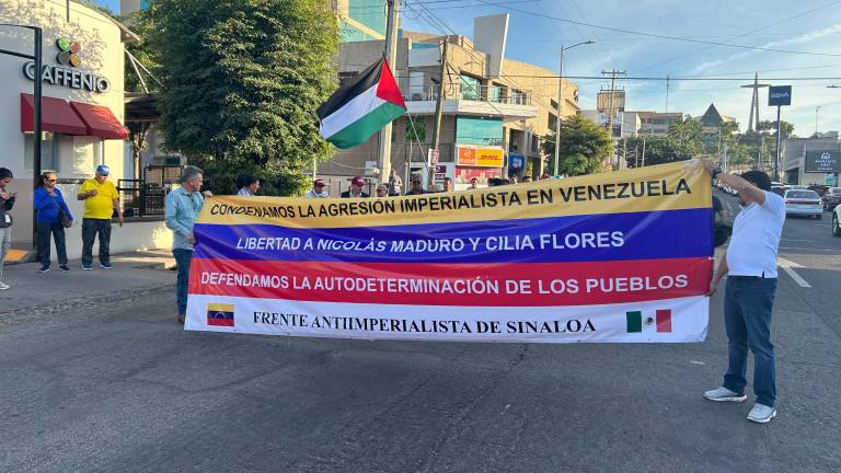 Integrantes de Morena y del Frente Antiimperialista de Sinaloa marcharon en Culiacán para expresar su postura contra lo que consideran injerencismo de EU.