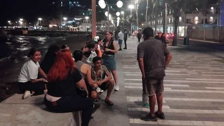 Mazatlán registra buena afluencia de visitantes en malecón y playas.