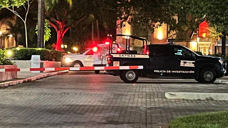 Elementos de seguridad resguardaron el hotel donde un hombre perdió la vida tras caer desde el séptimo piso este sábado.
