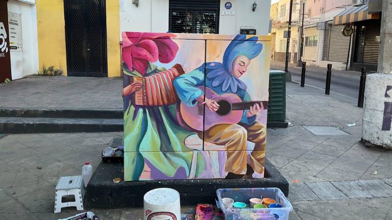 La artista plástica Sharey Mendoza Félix ha convertido transformadores de pedestal en lienzos que narran la identidad sinaloense.