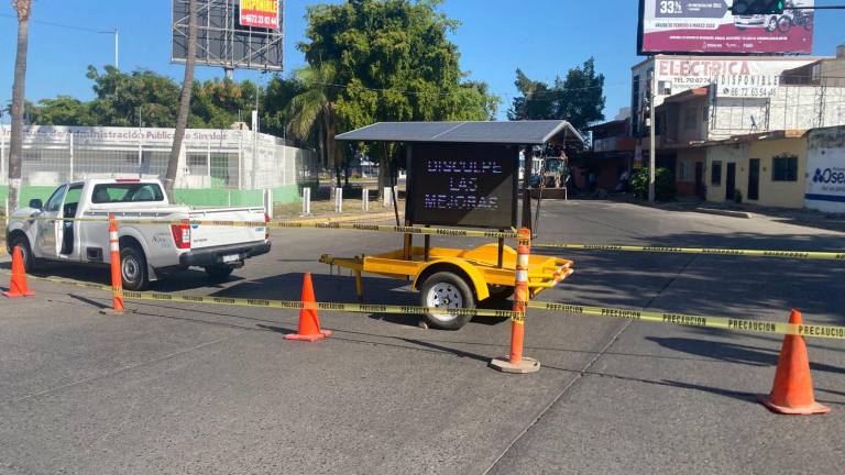 Reparan fuga de agua en la Avenida Lázaro Cárdenas.