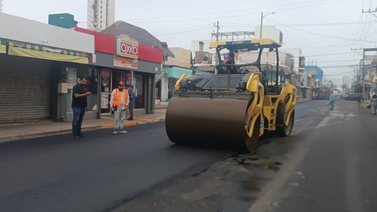 Trabajos de reencarpetado en un tramo de la Calle Aquiles Serdán, en el Centro de Mazatlán.