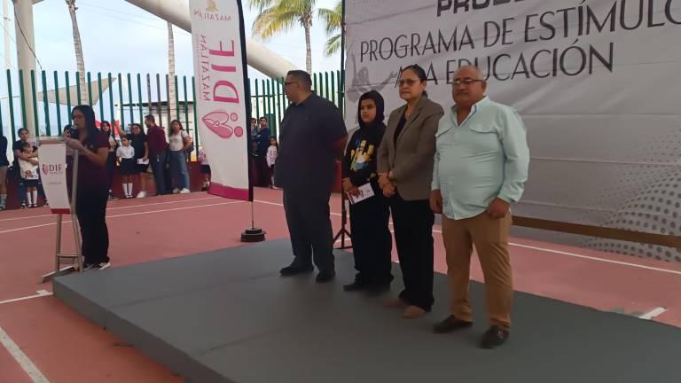 El DIF Municipal de Mazatlán entregó los apoyos económicos del programa “Estímulos a la Educación”.