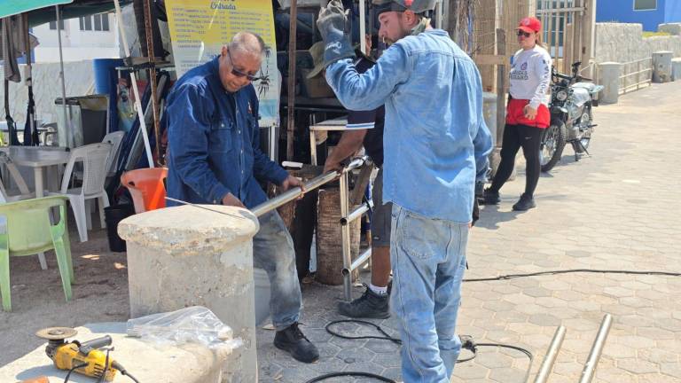 Personal del Gobierno de Mazatlán reinstala barandales en la Playa Pinitos.