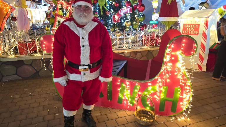 César Omar ha mantenido desde hace ocho años la tradición de convertirse en Santa Clos en Rosario.