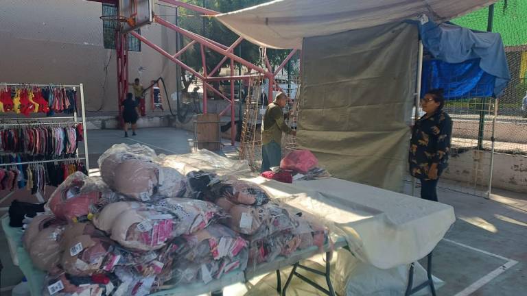 El Tianguis Navideño de la colonia Juárez ofrece una gran variedad de mercancía.