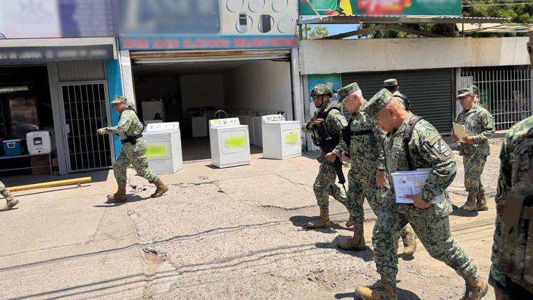 Los mandos militares recorrieron varias calles del sector norte de la capital de Sinaloa.