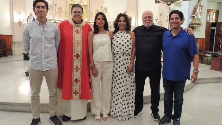 El empresario Manuel Clouthier celebra su cumpleaños con una misa, acompañado de su familia.