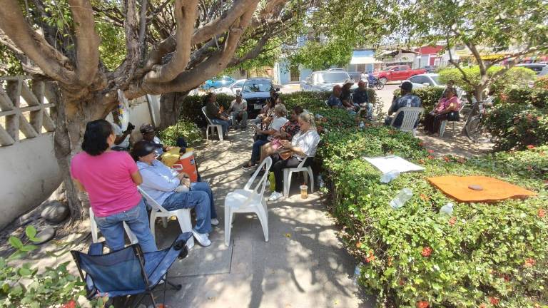 Usuarios de la CFE en Rosario mantienen la toma de las instalaciones en protesta por los cobros excesivos.