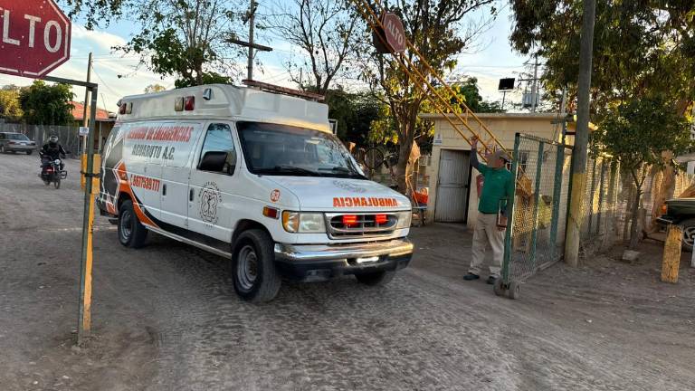 Paramédicos trasladaron al herido desde Campo Batán, escoltados por elementos de Marina y corporaciones policiacas.