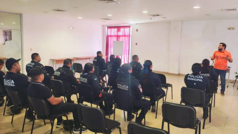 La CEDH de Sinaloa ofrece capacitación a policías municipales de Escuinapa sobre la tortura.