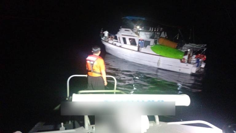 Personal naval trasladó a puerto seguro a los civiles tras recibir el reporte de auxilio en el mar.
