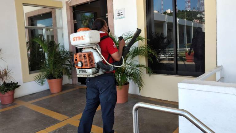 Un empleado de Protección Civil desinfecta oficinas en Palacio Municipal.