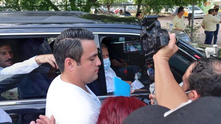 La camioneta negra en la que viajaba López Obrador se detuvo unos minutos para atender a medios y a las decenas de manifestantes.